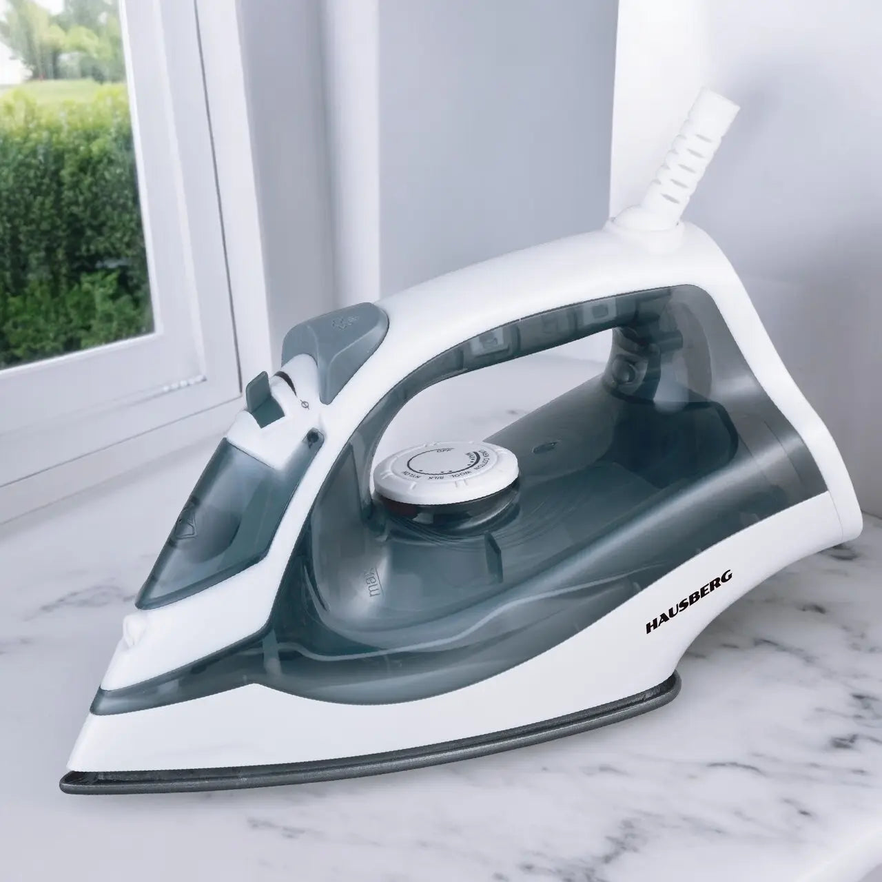 Fier de calcat Hausberg HB-7850GR, 1300W, talpa invelis ceramic, abur vertical, calcare uscata, autocuratare, pulverizare, rezervor 130ml
